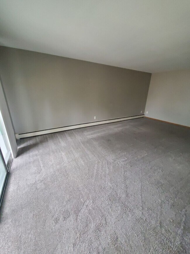 Interior Photo - 7343 N Teutonia Ave - 16 Unit