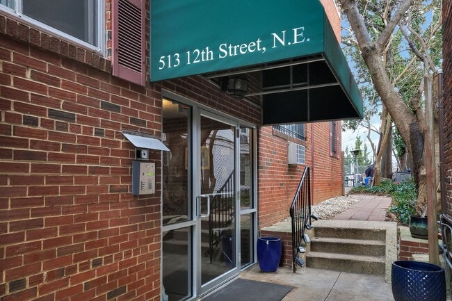 Building Photo - Charming 2-Bedroom Condo in Prime Capitol ...