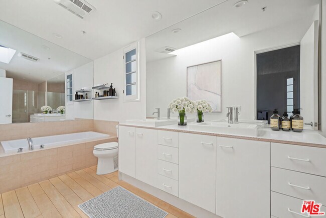 Building Photo - 2100 Abbot Kinney Blvd