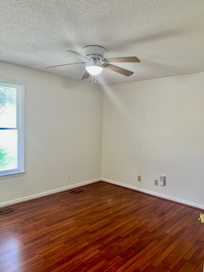 Building Photo - AVAILABLE NOW! 3 Bedroom, 1.5 Bath Home