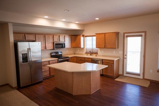 Building Photo - 3 bedroom in Iowa City IA 52246