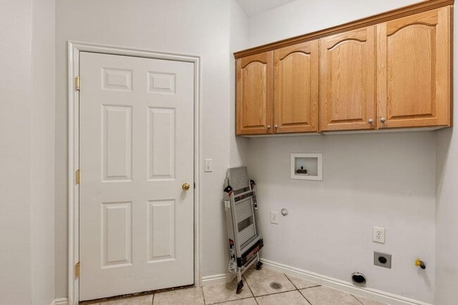 Building Photo - Beautiful 4 Bedroom Single-Level Home