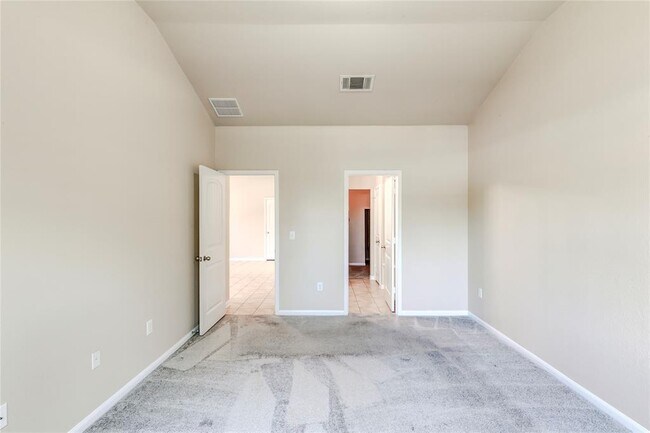 Building Photo - 2880 Donnell Dr