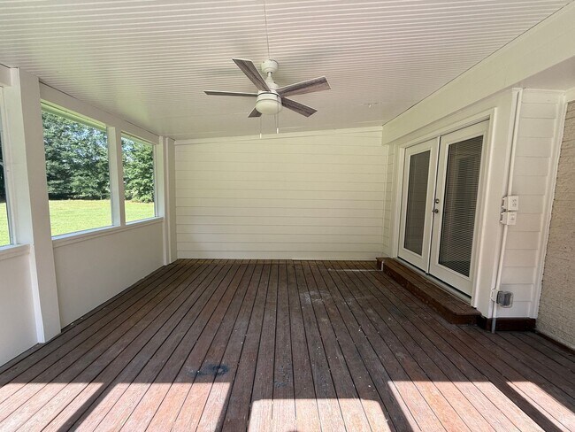 Building Photo - Newly Remodeled Ranch-Style 4BD, 3.5BA Ral...