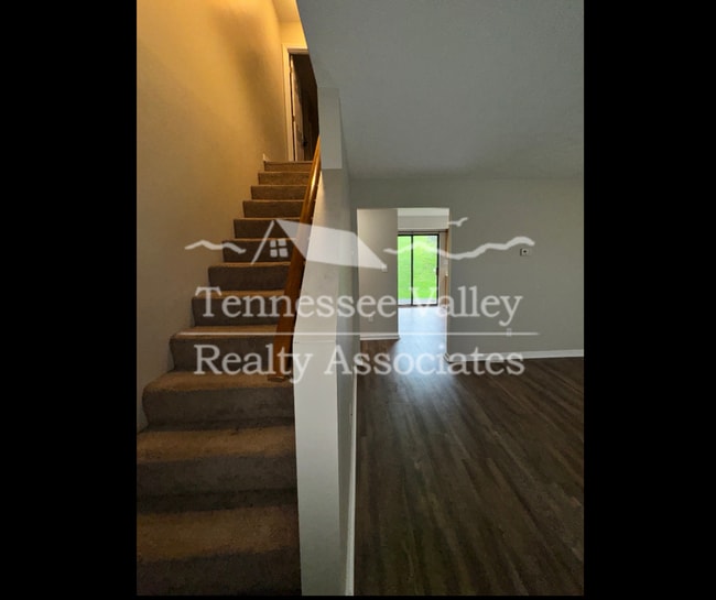 Building Photo - NEW PRICE! MOVE IN READY! Delightful 2 bed...