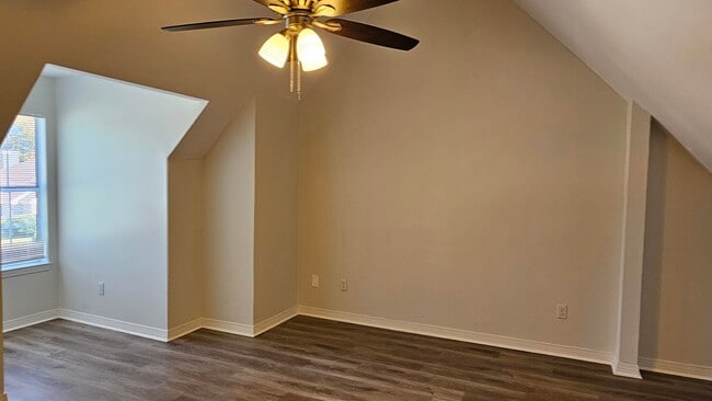 Building Photo - 406 Parkwood Pl