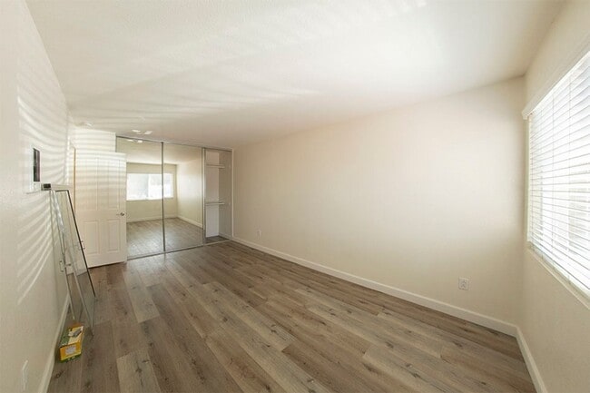 Building Photo - 2BR/1BA Clairemont Condo Freshly Painted, New Vinyl Plank Flooring Throughout Patio, 1 Parking Space