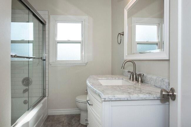 Building Photo - Updated 2 Bedroom Eastside Home! Pets are ...