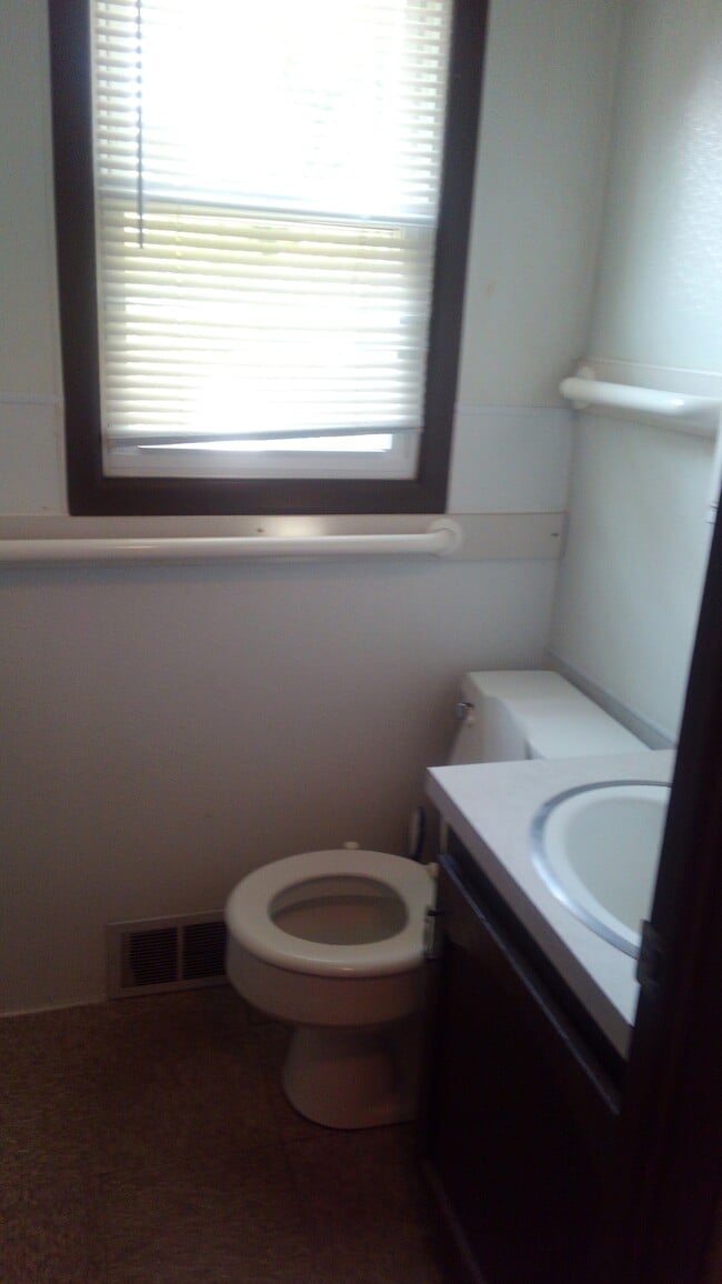 Building Photo - 1648 Burcham Dr