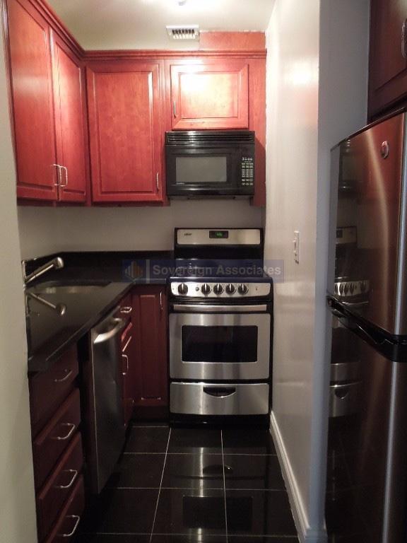 Building Photo - 525 W 49th St