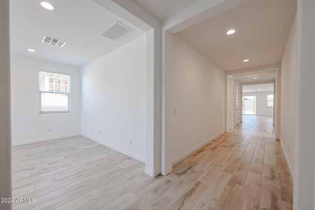 Building Photo - 7682 W Jackrabbit Ln