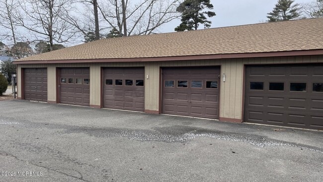 Building Photo - 151 Middle Holly Ln