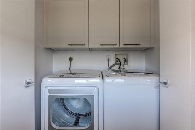 Building Photo - 625 Oaks Dr