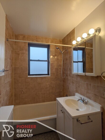 Building Photo - 737 W Belmont Ave