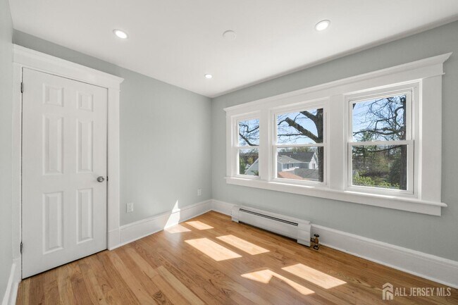 Building Photo - 657 Amboy Ave