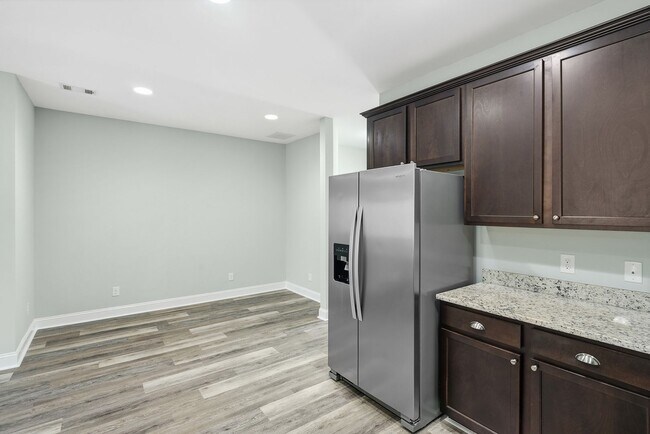 Building Photo - Charming 3 Bedroom Townhome with Private Patio & Fenced Backyard