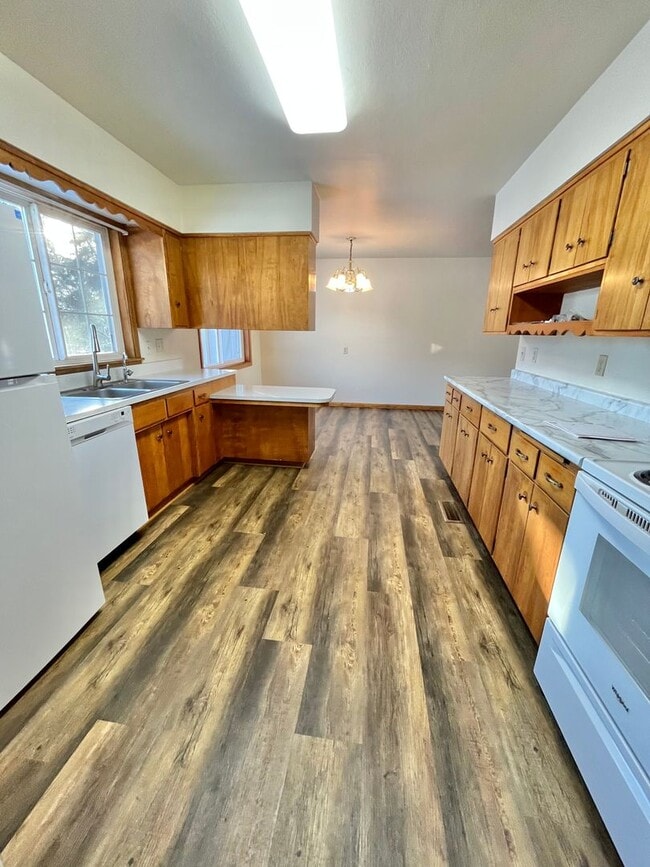Building Photo - Large 3 Bed/2 Bath East Side Rental Home!