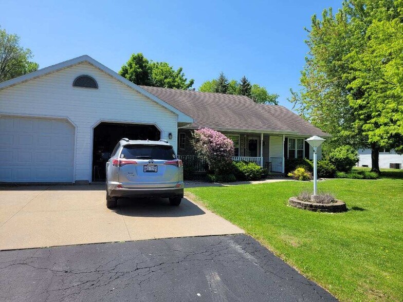 Building Photo - W5851 Hearthstone Dr
