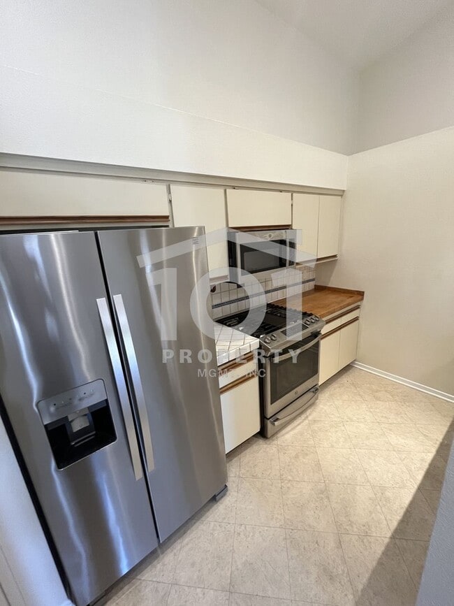 Building Photo - Charming and spacious single-level 2-bedroom, 2-bath condo