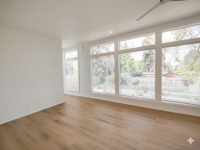 Building Photo - Fully Fenced Private Single-Level 2x2 Retreat in Bend with Bonus Office Nook!