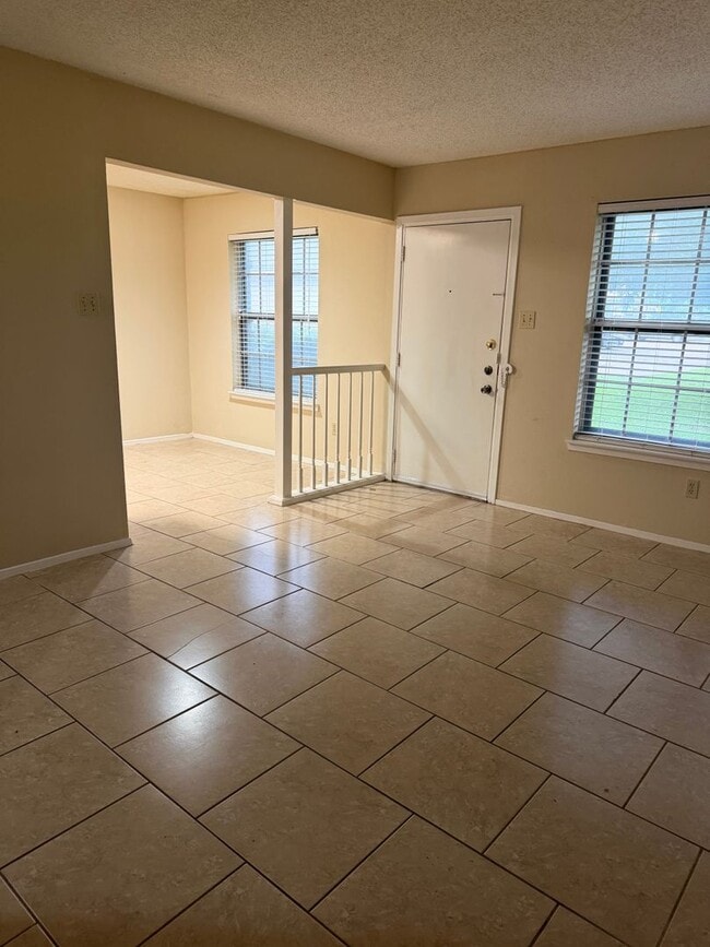 Building Photo - Centrally Located 1 Bedroom Unit