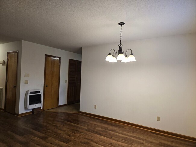Building Photo - NEW LISTING!!!!!