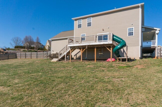 Building Photo - Spacious Home with Stunning Views