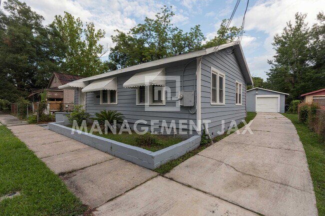 Building Photo - 1560 W 17th St