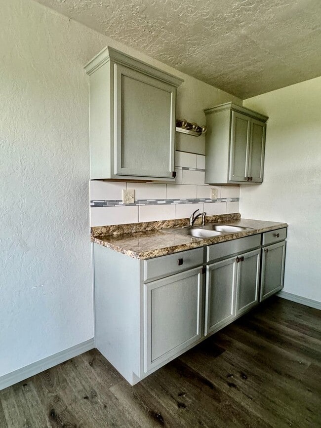 Building Photo - 505 Oak-La Nova Vita-B1 Ln