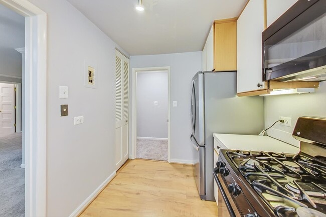 Building Photo - 10501 Montrose Ave