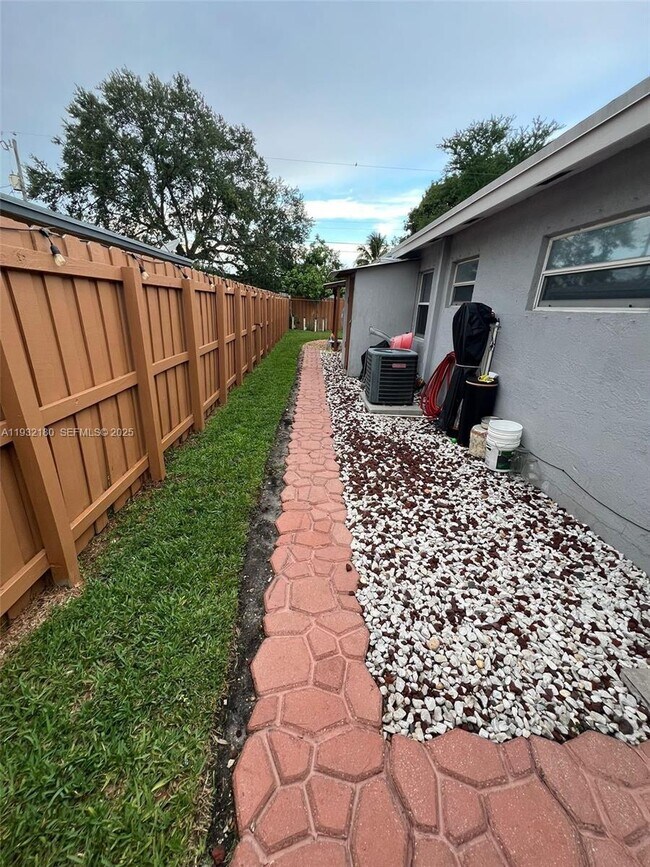 Building Photo - 2317 NW 6th Ct