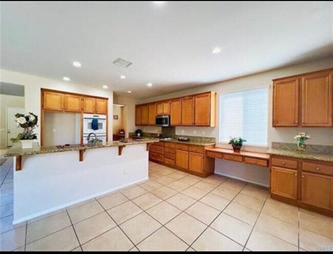 Building Photo - 17231 Greentree Dr