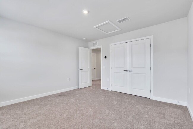 Building Photo - Modern Comfort: 3 Bed, 2.5 Bath Townhome + Primary on Main $1,875/mo rent