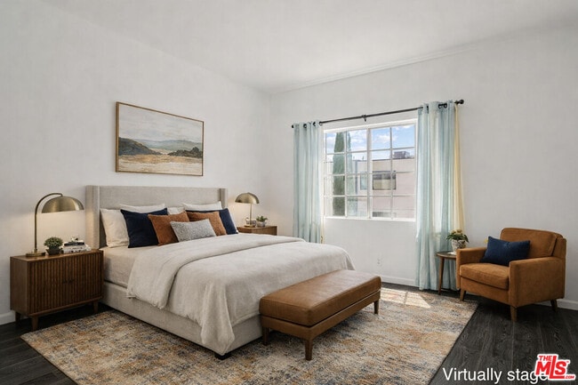 Building Photo - 850 N Poinsettia Pl