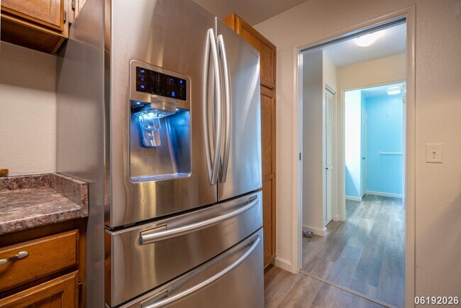 Building Photo - $2,800/ 2 Bed/ 1 Bath/ 2 Parking Hidden in the Heights - Your Private Green Escape on O'ahu