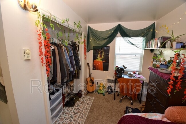 Building Photo - 686 Darwin Ave