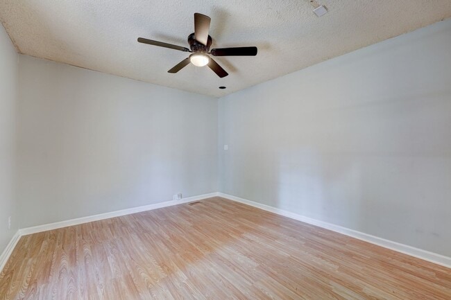 Building Photo - 4 Bedroom Available Now!