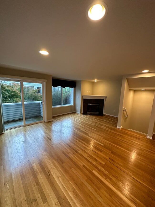 Building Photo - 3 bed 2 bath Townhome Green Lake Neighborh...