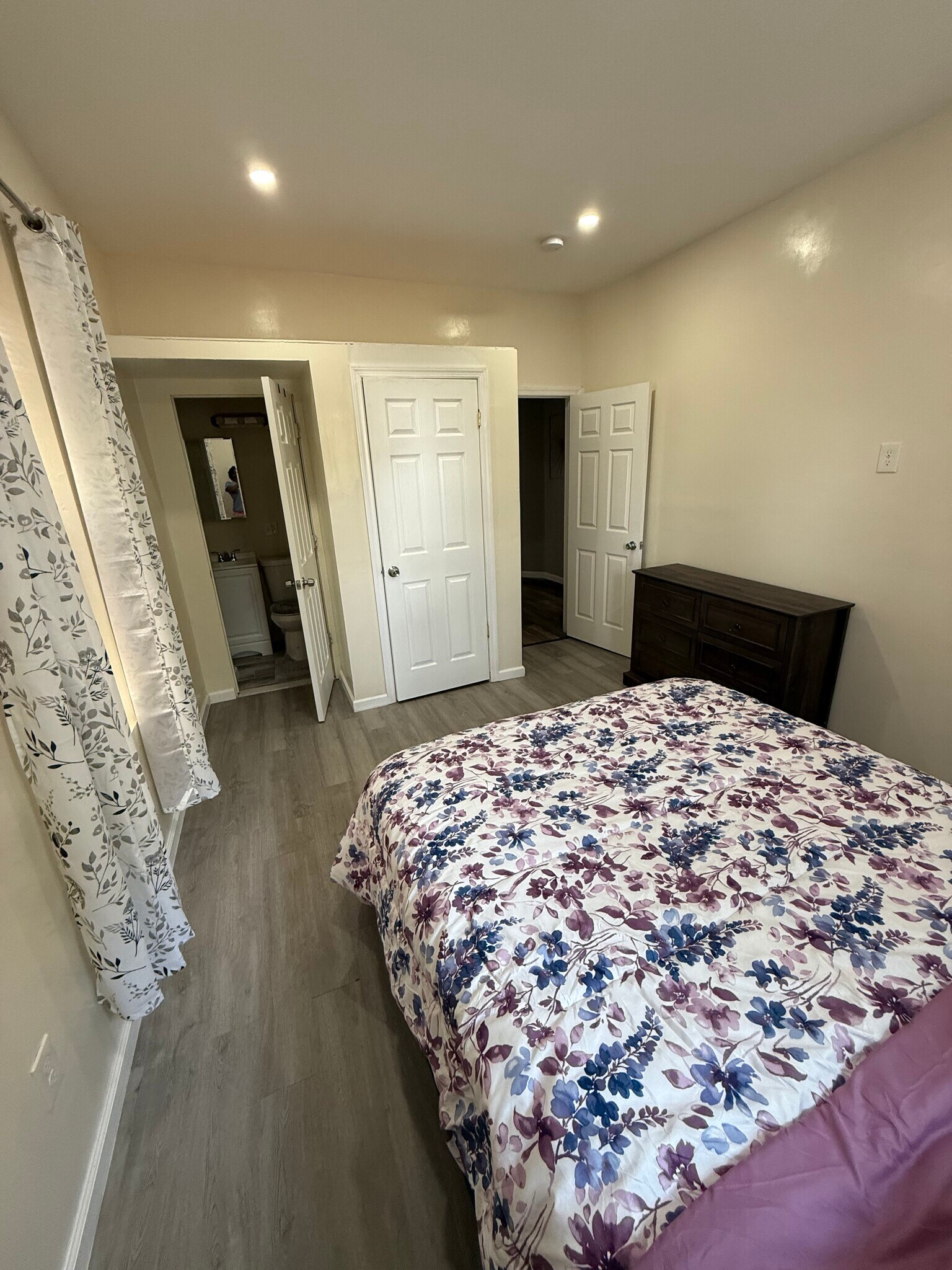 Bedroom #3 - Queen Bed Ensuite - 72 Seymour Ave