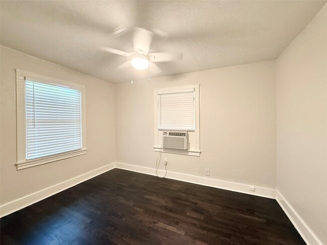 Building Photo - 119 Oak Dr