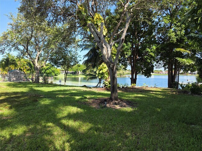 Building Photo - 13920 Kendale Lakes Blvd