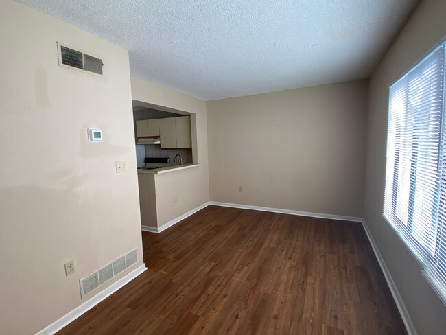 Building Photo - 1600 Park Cir