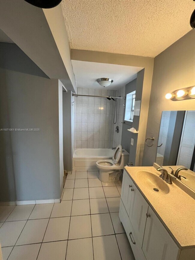 Building Photo - 8897 Fontainebleau Blvd