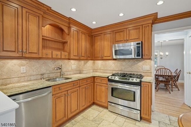 Building Photo - 16-21 Split Rock Rd