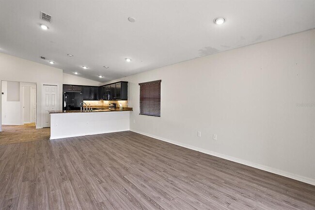 Building Photo - 581 Greenshank Dr