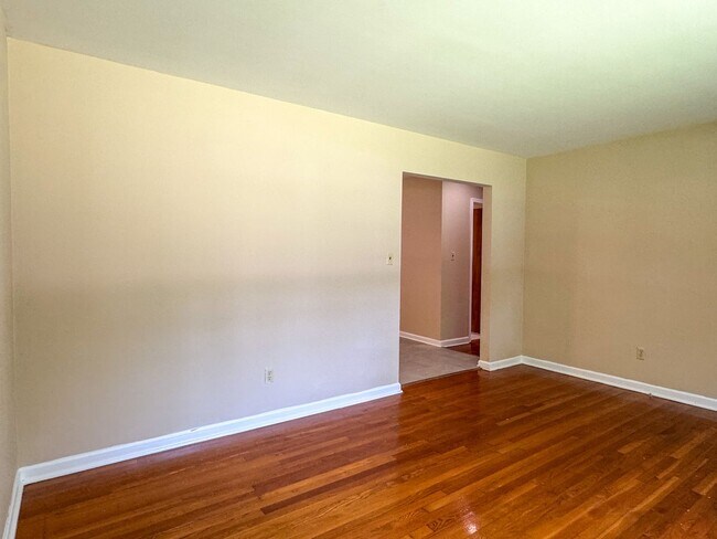Building Photo - 1004 S Park Dr