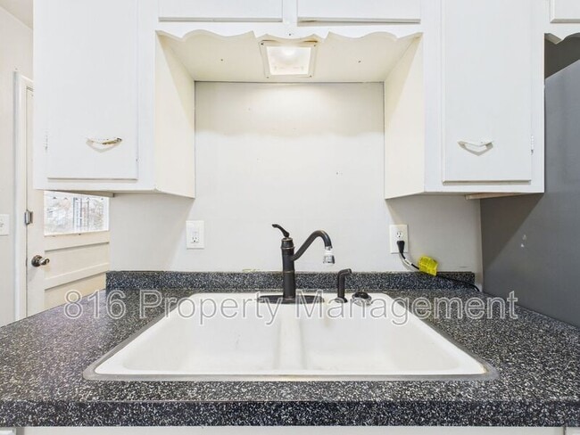 Building Photo - 405 E Culton St