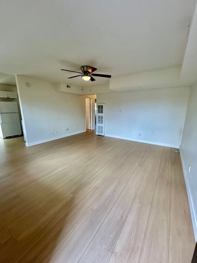 Building Photo - Spacious 2 Bed / 1 Bath Apartment in the Heart of South Park!