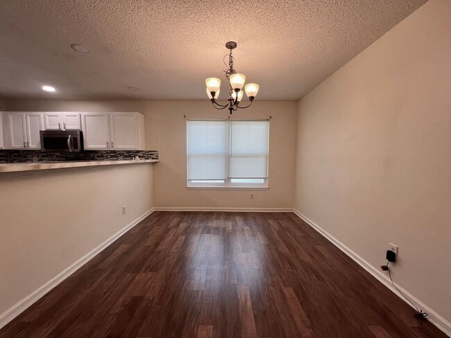 Building Photo - Spacious dog friendly home- Jacksonville