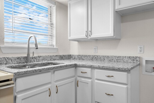 Building Photo - 335 Fouts Ave